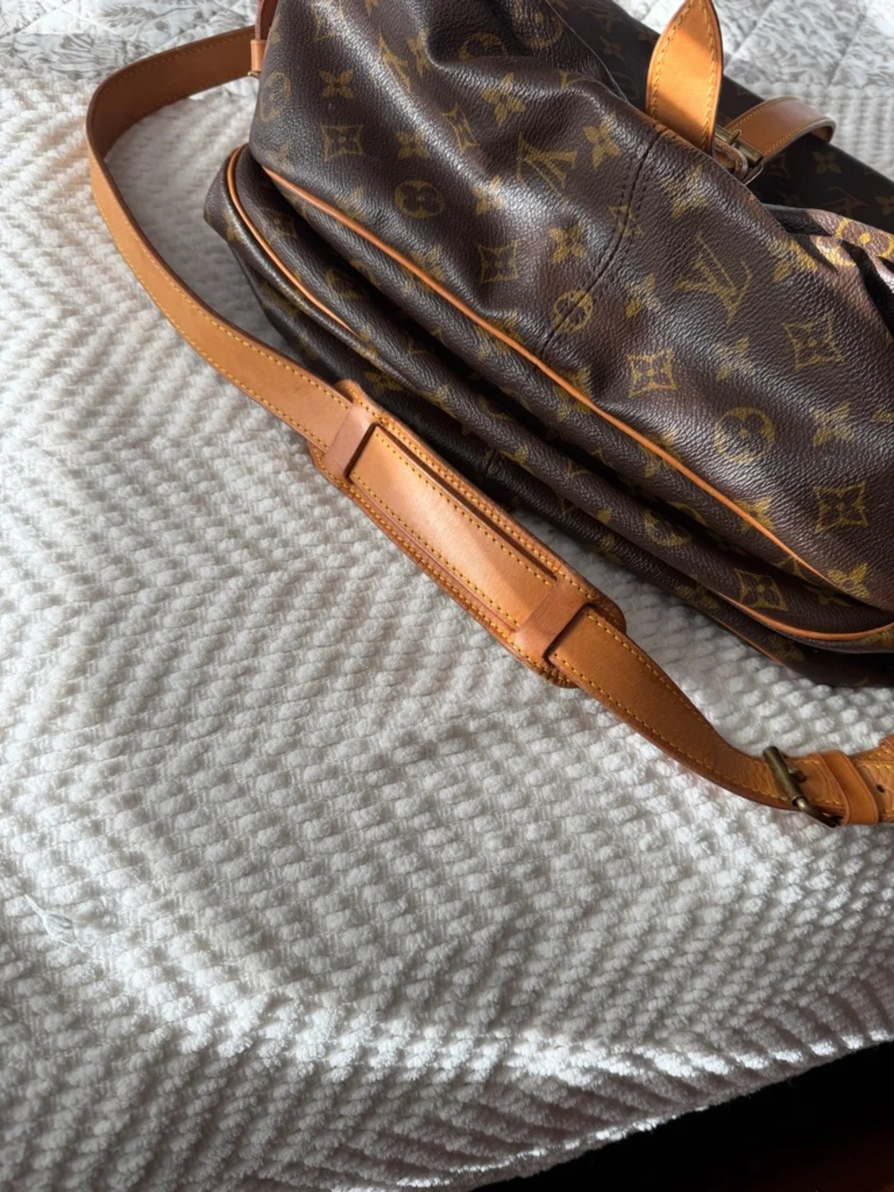 Louis Vuitton Monogram Samur 35 GM Canvas Messenger Bag - Picture 3 of 7